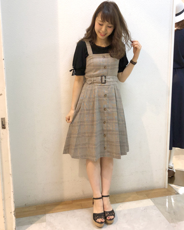 INGNI(イング)のコーディネート 町田ジョルナ 158cm<br>トレンドのジャンスカはアラマンダらしいフレアシルエットがポイントです。ブラウンベースのチェック柄でレトロな雰囲気に。