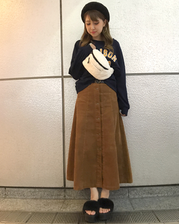 INGNI(イング)のコーディネート 渋谷109 160cm<br>秋冬でオススメのコーデュロイが今年はロング丈で可愛くダボっとした裏毛と合わせて、ゆるっとコーデがオススメです。