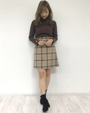 INGNI(イング)のコーディネート 東京本社 160cm<br>シャギーの起毛感がほっこり秋冬らしい雰囲気で可愛いスカートはブラウン系のワントーンカラーのコーディネートが今年イチオシです♪