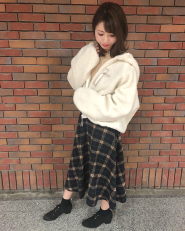 INGNI(イング)のコーディネート 札幌ステラプレイス 164cm<br>今年トレンドのボアブルゾンは、肌触り良く軽い着心地がおススメです！ボアは抜けにくく、これからの季節にもピッタリで暖かいです！便利なフードが付いて、後ろ姿もキュートです！ふんわりしたシルエットが、より女の子らしくスカートにもパンツにも着回し抜群です！