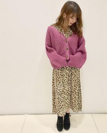 INGNI(イング)のコーディネート 立川ルミネ 158cm<br>ヒョウ柄ワンピースで存在感アップ！フレアなスカートデザインがフェミニンな雰囲気に♪ショートカーディガンと合わせて着れば今年らしいコーディネートが完成です！！