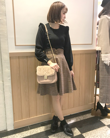 INGNI(イング)のコーディネート 渋谷109 160cm<br>大人っぽいブラウンチェックのフレアスカートにはコンパクトまとまるニットできれいめカジュアルなスタイルに。