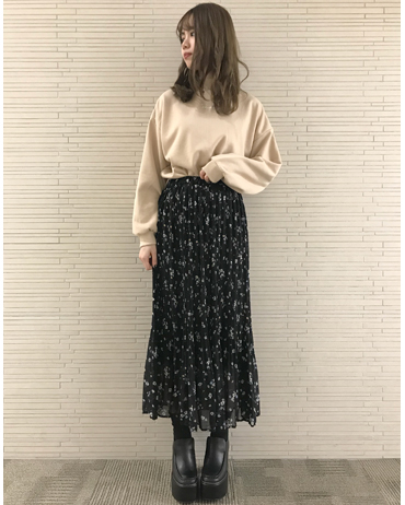 INGNI(イング)のコーディネート 越谷レイクタウン 161cm<br>花柄ロングスカートはプリーツが入ってる事でシルエットが綺麗に見えます。ちびロゴのカジュアルなトップスを持ってくるとバランスも良くなりトレンド感が出ます！