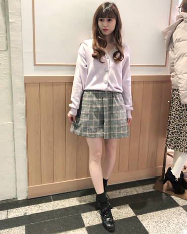 INGNI(イング)のコーディネート 渋谷109店 154cm<br>チェックのキュロットに女の子らしいラベンダーのカーディガンを合わせました。キラキラした大きめのボタンがポイントです！
