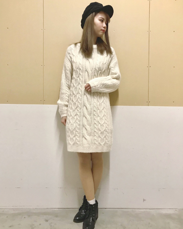 INGNI(イング)のコーディネート 越谷レイクタウン 161cm<br>ニットワンピースは後ろがリボンになっていて素材感もフワフワしていて着心地が良いです。ニットワンピースは可愛いイメージがありますがキャスケットを合わせてカジュアルに見せても可愛いです。