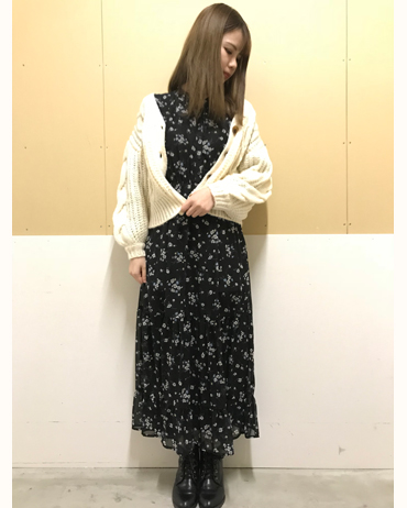 INGNI(イング)のコーディネート 越谷レイクタウン 161cm<br>ワンピースはシフォン生地でとても軽くて着心地抜群です！クロだと重たいイメージになりがちですがオフのカーデと合わせてバランス良くしてみました。