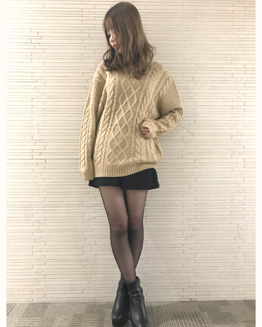 INGNI(イング)のコーディネート 越谷レイクタウン 161cm<br>トップスは後ろがリボンになっていて女性らしさも出せてチュニックなのでワンピース風でもスキニー合わせでも着られるアイテムとなってます！ベージュ合わせで大人っぽくしてみました！