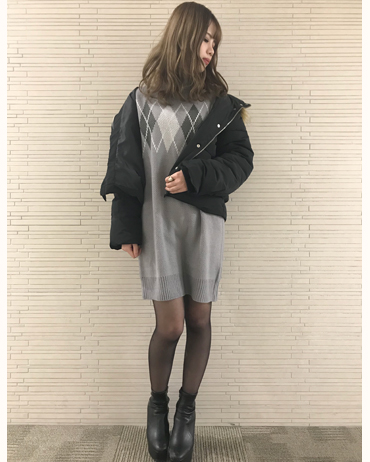 INGNI(イング)のコーディネート 越谷レイクタウン 161cm<br>ニットの丈の長さはほぼOPと使えるものになります丈の長さも短すぎず長すぎと丁度良くカジュアルなニットOPになります！中綿コートはファーが取り外し可能ということで、万能なアイテムとなってます！