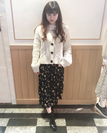 INGNI(イング)のコーディネート 渋谷109 154cm<br>トレンドのプリーツ花柄スカートに大人気のケーブルカーディガンで大人可愛く！