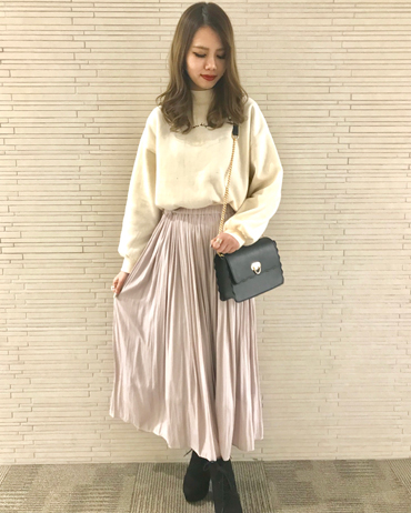 INGNI(イング)のコーディネート 越谷レイクタウン 161cm<br>スカートにはギャザーが入って腰回りが細く見えるのでスタイル良く見えます◎ウエスト部分もゴムでサテン生地なので履き心地抜群です！！