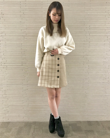 INGNI(イング)のコーディネート 越谷レイクタウン 161cm<br>スカートは丈の長さも長すぎず短すぎず着やすく、ベージュの色は大人っぽく見えますがトップスをカジュアルなものを持ってきても可愛く着こなすことが出来ます！