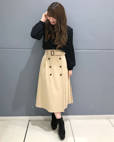 INGNI(イング)のコーディネート ららぽーと海老名 160cm<br>今年のトレンチスカートはサイドがプリーツデザインになって登場です♪ハイウエストデザインになっているため、脚長効果も抜群です♪