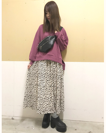 INGNI(イング)のコーディネート 越谷レイクタウン 161cm<br>ダルメシアン柄のスカートはウエスト部分が全てゴムになっているので履きやすさ抜群です◎パーカーはサイドにスリットが入っているのでスキニーパンツで合わせても可愛いので着回しが沢山出来ます！