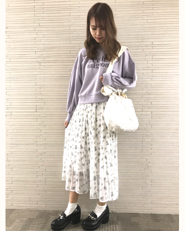 INGNI(イング)のコーディネート 越谷レイクタウン 161cm<br>スカートは細かいプリーツが入っていて揺れ感がありそして細く見えるのでとても可愛く着こなすことができます！白とラベンダーで春っぽさをだし黒の靴でまとめてみました◎