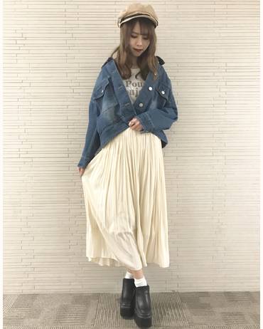 INGNI(イング)のコーディネート 越谷レイクタウン 161cm<br>スカートは丈感も良くウエスト部分もゴムになっており着心地抜群です！シンプルなTシャツにも合わせられるのでとても使いやすいアイテムとなってます◎Gジャンを羽織ってバランスよく春っぽさを出してみました。