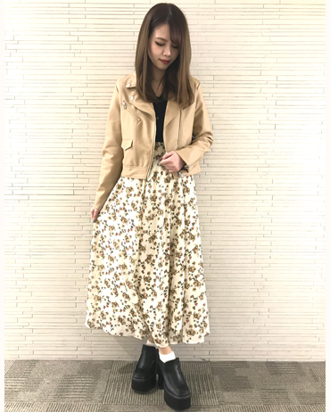 INGNI(イング)のコーディネート 越谷レイクタウン 161cm<br>ベージュのライダースはデニムのパンツとかにも合わすことも出来着回しが多く出来る万能なアイテムとなっております◎花柄のスカートでライダースの印象を柔らかくしてみました！
