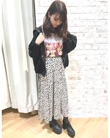 INGNI(イング)のコーディネート 越谷レイクタウン 161cm<br>ボリュームタイプのマウンテンパーカーゆったりと着れる為シルエットが可愛く、スカートでもパンツでも着こなすことが出来る万能なアイテムです！