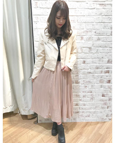 INGNI(イング)のコーディネート 越谷レイクタウン 161cm<br>スカートはプリーツが入ってることで縦ラインが綺麗に見え細く見えるアイテムです！オフベージュ のライダースで春っぽさを出してみました！