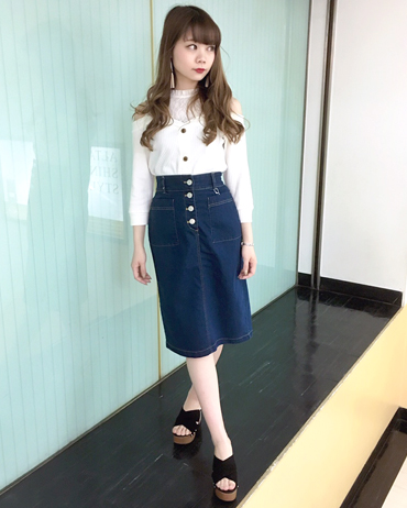 INGNI(イング)のコーディネート 新宿アルタ 162cm<br>首元のフリルが女性らしいデザイン。カジュアル系とスイート系どちらが好きな方でもお召し頂けるデザインです！