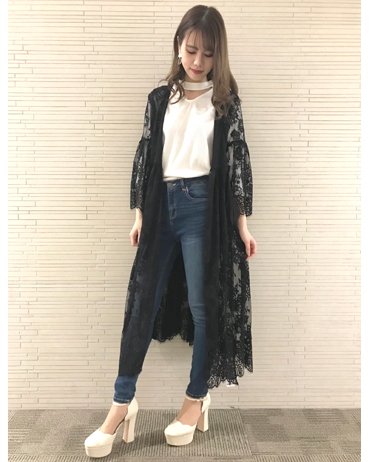 INGNI(イング)のコーディネート 越谷レイクタウン 161cm<br>チョーカーデザインのトップスはデコルテが綺麗に見えます。シンプルなトップスですがトレンド感があります！！レースガウンを羽織ることでオシャレ感を出してみました！！