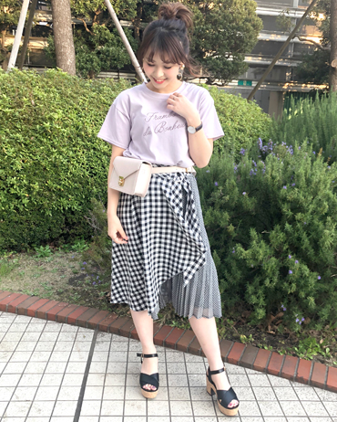 INGNI(イング)のコーディネート 横浜ジョイナス 158cm<br>甘めなギンガムチェックもＴシャツと合わせればカジュアルに着こなせます。
