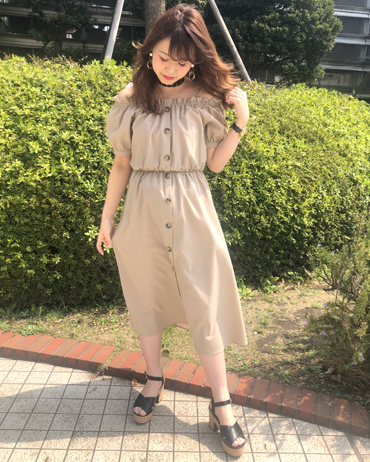 INGNI(イング)のコーディネート 横浜ジョイナス 158cm<br>一枚で楽チンにオシャレに着こなせるオフショルOPはドット柄のスカートを合わせてレトロなイメージにしました。
