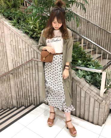 INGNI(イング)のコーディネート 横浜ジョイナス 158cm<br>オフホワイトのワントーンコーデにカーキを加えることで抜け感のあるカジュアルスタイルの完成です。