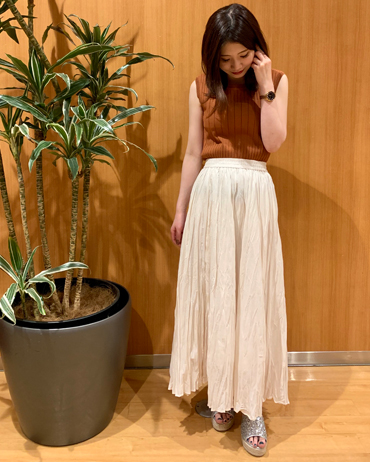 INGNI(イング)のコーディネート MOP札幌北広島 157cm<br>今季トレンドの綿素材で涼しく夏にもばっちりオフカラーのスカートをあわせるとテラコッタの色味が映えます。