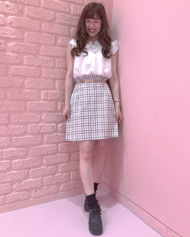 INGNI(イング)のコーディネート 渋谷109 154cm<br>お袖のフリルがとってもかわいいブラウスに台形スカートを合わせてガーリーに！