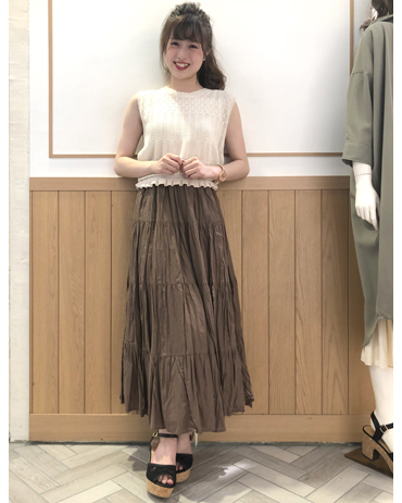 INGNI(イング)のコーディネート 渋谷109 154cm<br>メッシュのニットは透け感がとても涼しげでボリュームのあるティアードスカートに合わせるとトレンド夏コーデに！