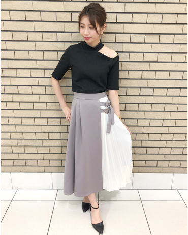 INGNI(イング)のコーディネート 札幌ステラプレイス 164cm<br>今年トレンドのショルダーカットは、程よい肩開きで気になる露出も抑えて着やすさ抜群です！伸縮性あり動きやすく、大人っぽい印象になります！