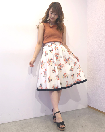 INGNI(イング)のコーディネート 渋谷109 158cm<br>ヘルシーな印象のオレンジですが、花柄を加える事で大人かわいい印象に。