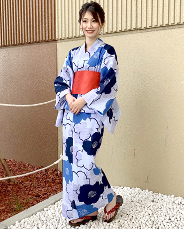 INGNI(イング)のコーディネート MOP札幌北広島 157cm<br>レトロなデザインが印象的な古典椿柄の浴衣はブルーがアクセントになり目を引きます。鮮やかなアカの帯がアクセントになり、清涼感がある生地感は快適な着心地です。
