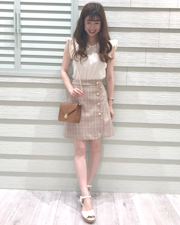 INGNI(イング)のコーディネート 渋谷109 154cm<br>新色のブラウンチェックのスカートは白のトップスと合わせてとびきり甘めコーデに！