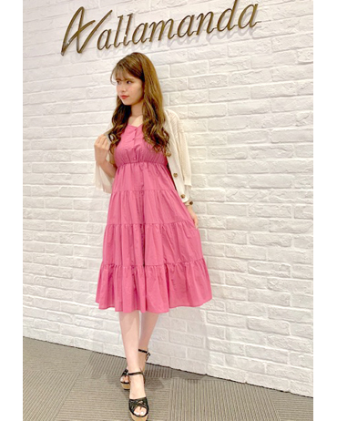 INGNI(イング)のコーディネート ダイバーシティ 165cm<br>こちらのワンピースはとっても綺麗なシルエットで、ウエスト部分から裾にかけふわっとAラインになり360度素敵なワンピースです。肌寒い日や冷房の効いた室内にお出掛けの際は、上にさらっとカーデを羽織るのもおすすめです。