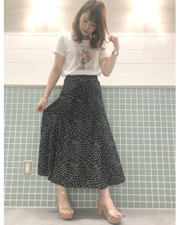 INGNI(イング)のコーディネート 渋谷109 158cm<br>ランダムドットが今っぽいマーメイドスカートはTシャツでラフな印象に。