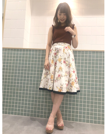 INGNI(イング)のコーディネート 渋谷109 158cm<br>大人気の大花柄ミディースカートに新作が入荷致しました。リゾートっぽさもあり大人可愛い人気の一枚です。