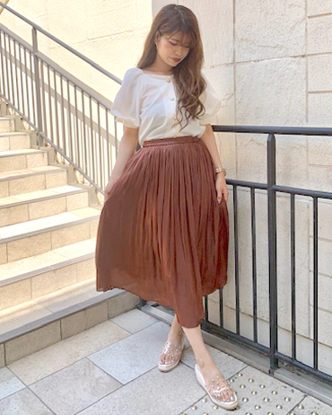 INGNI(イング)のコーディネート 池袋アルパ 165cm<br>こちらのブラウスはトレンドの大きめボタンで広めの袖口ですので二の腕すっきり効果がございます。素材ちがいのスカートをさらっと合わせトレンドカジュアルコーデです！