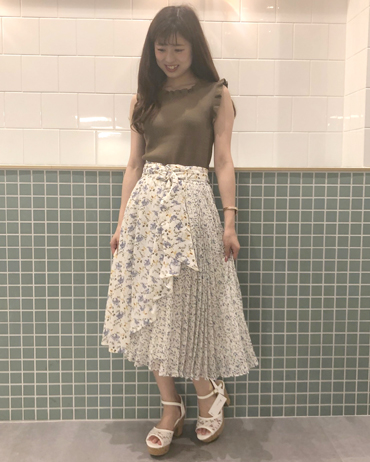 INGNI(イング)のコーディネート 渋谷109 154cm<br>切り替えのかわいい花柄スカートはカーキ合わせで大人かわいく！