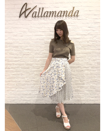 INGNI(イング)のコーディネート ダイバーシティ 161cm<br>スカートは2種類の花柄で可愛らしくトップスは控えめな色味で大人っぽく着こなせます◎