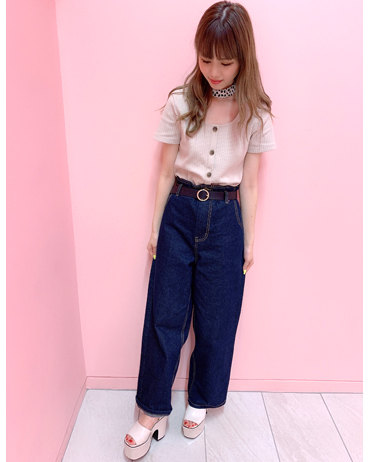 INGNI(イング)のコーディネート 渋谷109 161cm<br>トップスはスカーフもセットなのでとてもお買い得なアイテムとなってます！シンプルなのでデニムでもスカートでも合わせられ、スカーフある事で今年トレンド感を出すことできます！