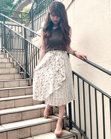 INGNI(イング)のコーディネート 池袋アルパ 165cm<br>こちらのスカートは柄が違う2枚の生地が合わさっており、お召し頂くとふわっと立体感が出て360度素敵なシルエットです。  