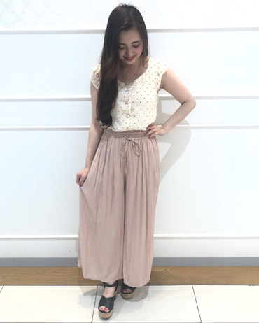 INGNI(イング)のコーディネート イオンモールつくば 155cm<br>肌触りが良いサテン生地のスカンツはウエストが総ゴムタイプとなっており着やすさ+オシャレさが兼ね備えられます！