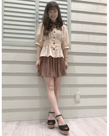 INGNI(イング)のコーディネート 渋谷109 154cm<br>今期トレンドのスカーフ付きのこちらのトップスはモカ合わせでレトロっぽく！