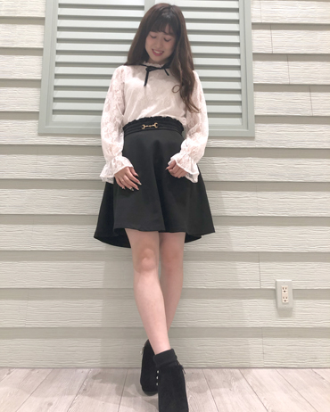 INGNI(イング)のコーディネート 渋谷109 154cm<br>大人気のボウタイトップスの長袖はフリルになっていてかわいいです！リボンに合わせてクロのスカートでモノトーンコーデに！