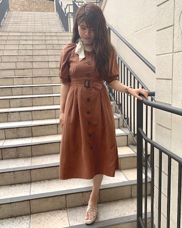 INGNI(イング)のコーディネート 池袋アルパ 165cm<br>こちらのワンピースは大きめボタンがポイントで、スクエアネックでデコルテを見せつつ、スカーフを巻きトレンドをプラス。ふわっと広がる袖が気になる二の腕もほっそり見えます！