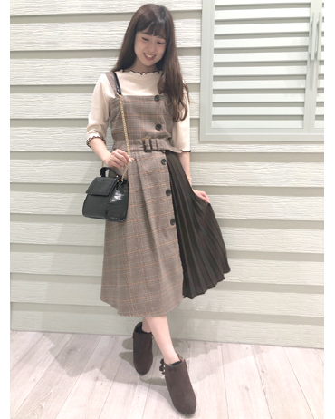 INGNI(イング)のコーディネート 渋谷109 154cm<br>こちらのジャンスカはサイドのプリーツがとってもかわいらしくインナーと合わせておしゃれにお召しいただけます！