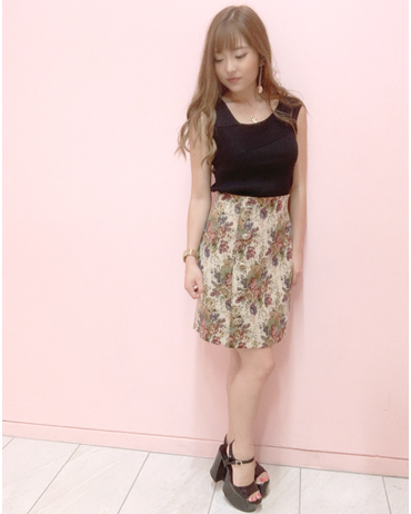 INGNI(イング)のコーディネート 渋谷109 150cm<br>花柄ゴブランのスカートは可愛いので、甘すぎずクロのトップスを合わせて大人っぽい印象に致しました。