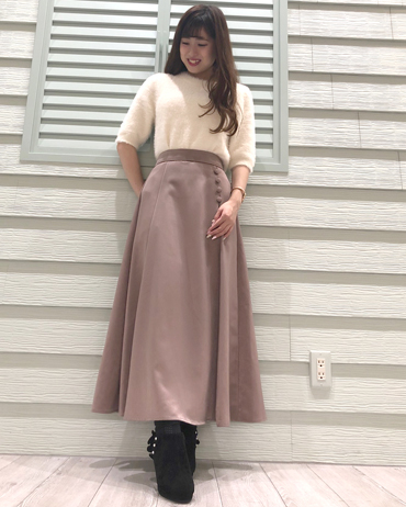 INGNI(イング)のコーディネート 渋谷109 154cm<br>毎年大人気のフェザーニットはサテンのマーメードスカートに合わせて上品に！