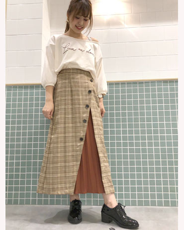 INGNI(イング)のコーディネート 渋谷109 158cm<br>チラッと見えるプリーツデザインがポイントのロングスカートです。動くと揺れるプリーツが大人可愛い印象にしてくれます。